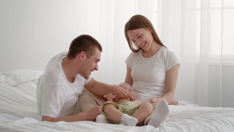 familia feliz con el bebé