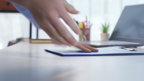 manos de un hombre de negocios frustrado en primer plano.