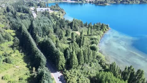 imágenes aéreas del lago nahuel huapi y la península de san pedro en bariloche, patagonia, argentina
