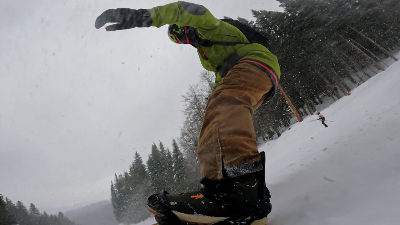 Snowboarder in discesa sui Carpazi, Bulgaria, in inverno.