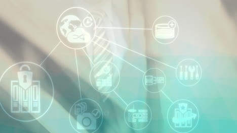 animación de redes de conexiones con iconos digitales sobre la pantalla táctil del hombre