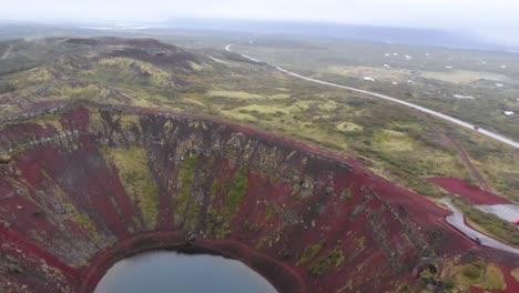 Antenne-Des-Kerid-Kraters-In-Island,-Ehemaliger-Vulkan,-Der-Jetzt-Ein-See-Ist