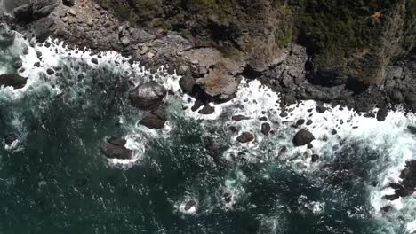 Tomas-Detalladas-Desde-Drones,-Aéreas-Y-Cinematográficas-De-Las-Grandes-Olas-Del-Océano-Rompiendo-En-La-Costa-Rocosa