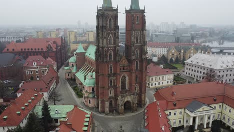 Vista-Aérea-De-La-Catedral-De-San-Juan-Bautista-En-Wroclaw