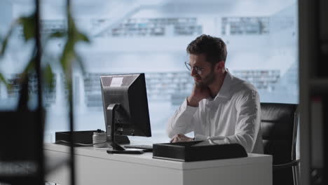 Tired-Businessman-having-Neck-Pain-in-Office.-businessman-in-casual-suit-working-and-suffering-with-shoulder-and-neck-pain-in-front-of-computer-Business-health-and-office-syndrome-concept