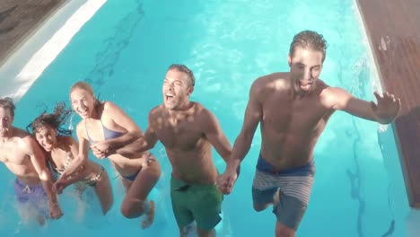 amigos felices buceando en la piscina