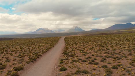 Camino-Del-Desierto-Que-Se-Distancia-De-Los-Volcanes