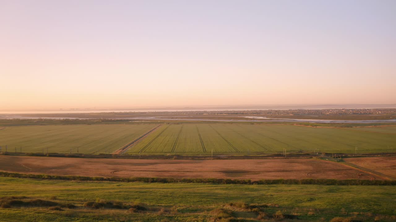 Overflyvning af Hadleigh Castles morgenruiner mod jernbane i det fjerne.