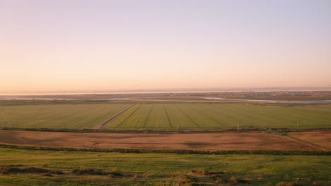 las ruinas de la mañana del castillo de hadleigh vuelan al ferrocarril en la distancia