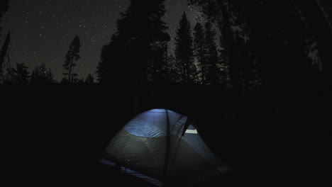 Movimiento-Nocturno-Dolly-Lapso-De-Tiempo-De-Una-Tienda-De-Campaña-Ligera-Y-Estrellas-En-El-Camping-De-Sardine-Lake-En-Sierra-Buttes,-California