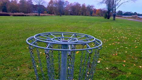 Mittlere-Aufnahme-Eines-Discgolfkorbs-Nach-Unten-Kippen