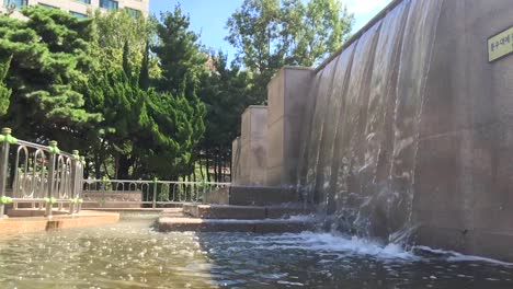 Water-falls-from-a-fountain-in-slow-motion-at-Park-of-Paris,-Mokong,-Yangcheon-gu,-Seoul,-South-Korea