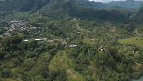 vista aérea del paisaje verde de drones de las montañas y la ciudad en lanquin guatemala