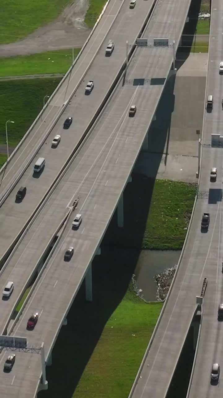 Tampilan udara jalan raya dan jalanan di pusat kota Dallas, Texas