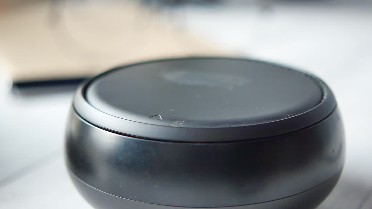 무선 스피커와 스마트 폰을 충전 패드에 장착합니다.