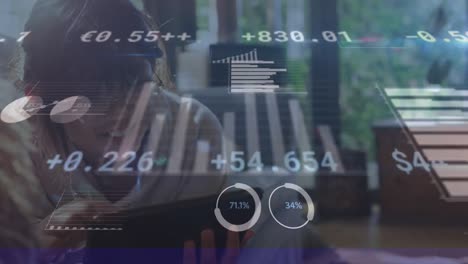 animación de una niña que usa una tableta con procesamiento de datos financieros