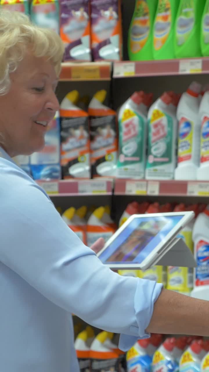 Donna che usa un tablet al supermercato
