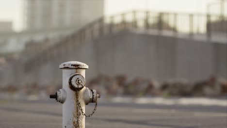 Rostiger-Hydrant-Am-Sonnigen-Tag