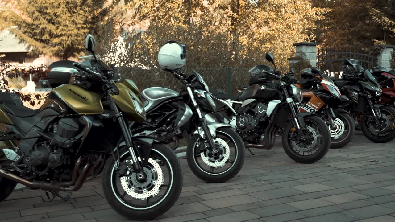 reunión de motos en el patio trasero. reunión de motos deportivas