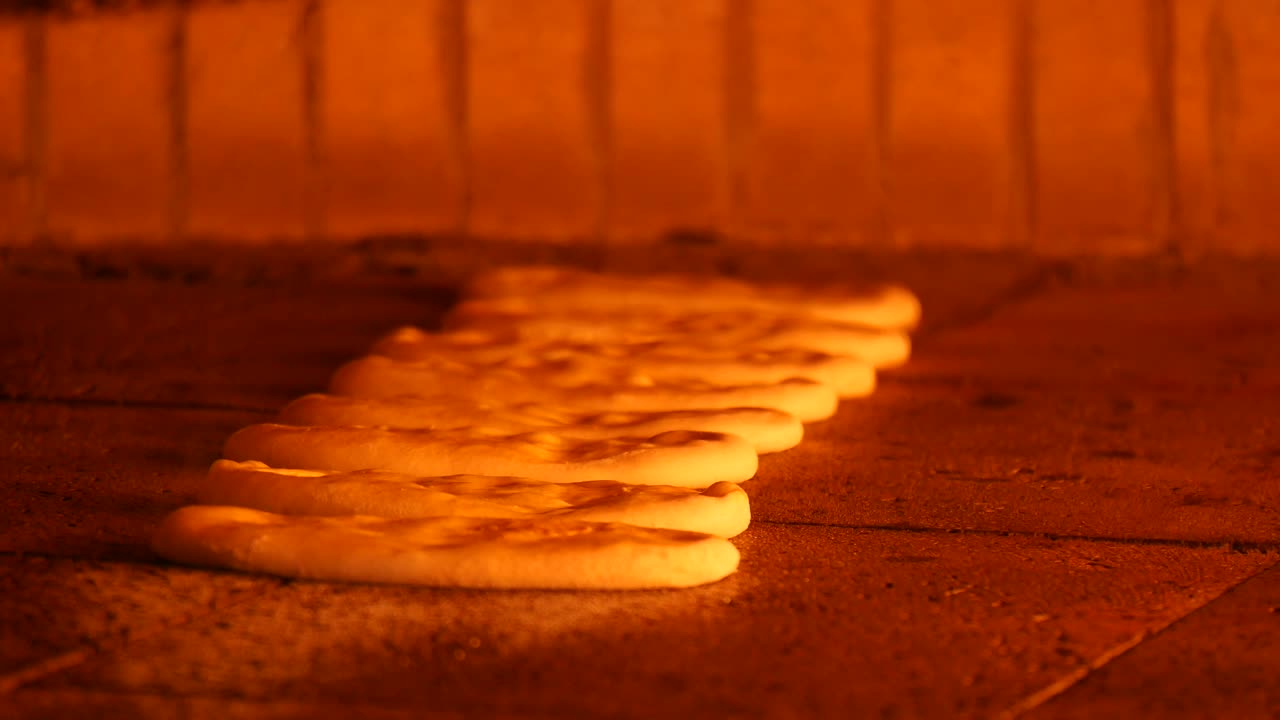 pan recién horneado en el horno