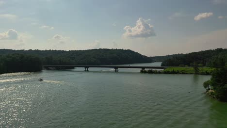 Bootsspaß-Am-Lake-Lanier-In-Cumming,-Georgia