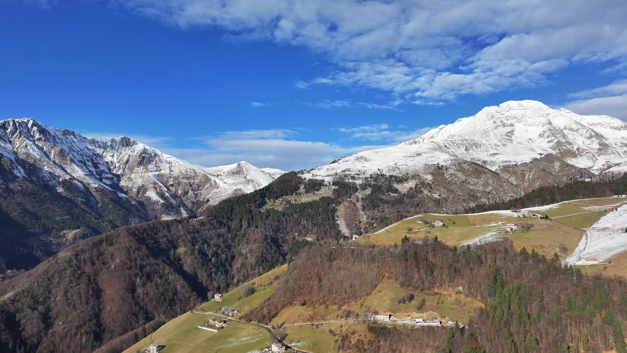 vista de avión no tripulado de la ciudad de zambla y los alpes orobie filmada a 30 fotogramas por segundo