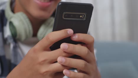 adolescente que usa el teléfono inteligente