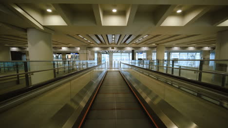 Automatic-walkway,-and-flat-escalator-in-Hong-Kong-International-Airport