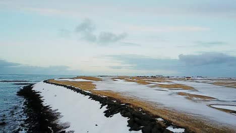 vuelo de drones bajo a lo largo de la costa de sandgerdi islandia en enero