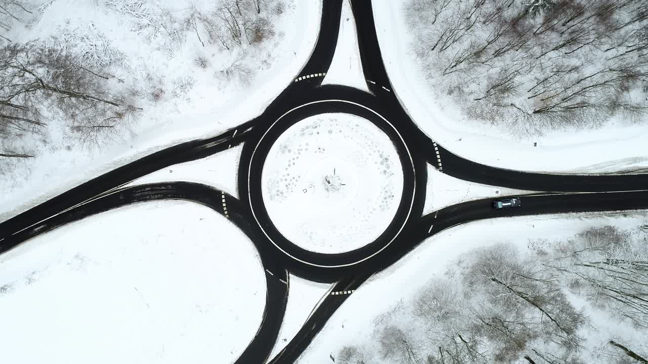 교통 원과 눈 인 풍경 - 공중 사진