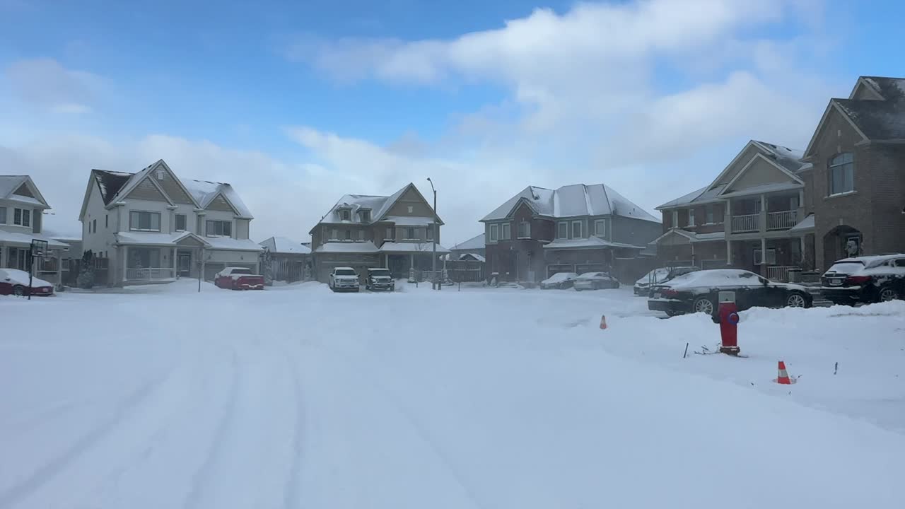 눈보라 동안 원형 법원 거리 짐벌 부드러운 돌리 동네에서 촬영