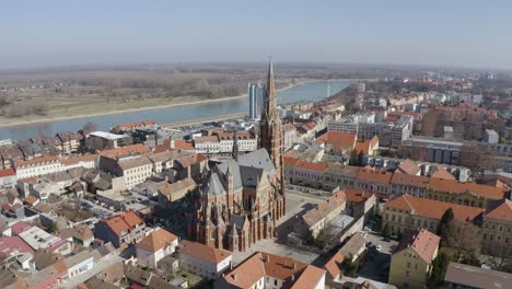 Vista-Aérea-De-La-Catedral-En-El-Centro-Histórico-De-La-Ciudad-De-Osijek,-Croacia---Disparo-De-Drones