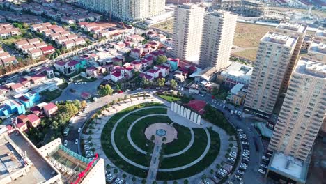 luftaufnahme des sakura-parks – und der 100 m langen straße in erbil mit den mrf-türmen – dem roya-turm und den häusern