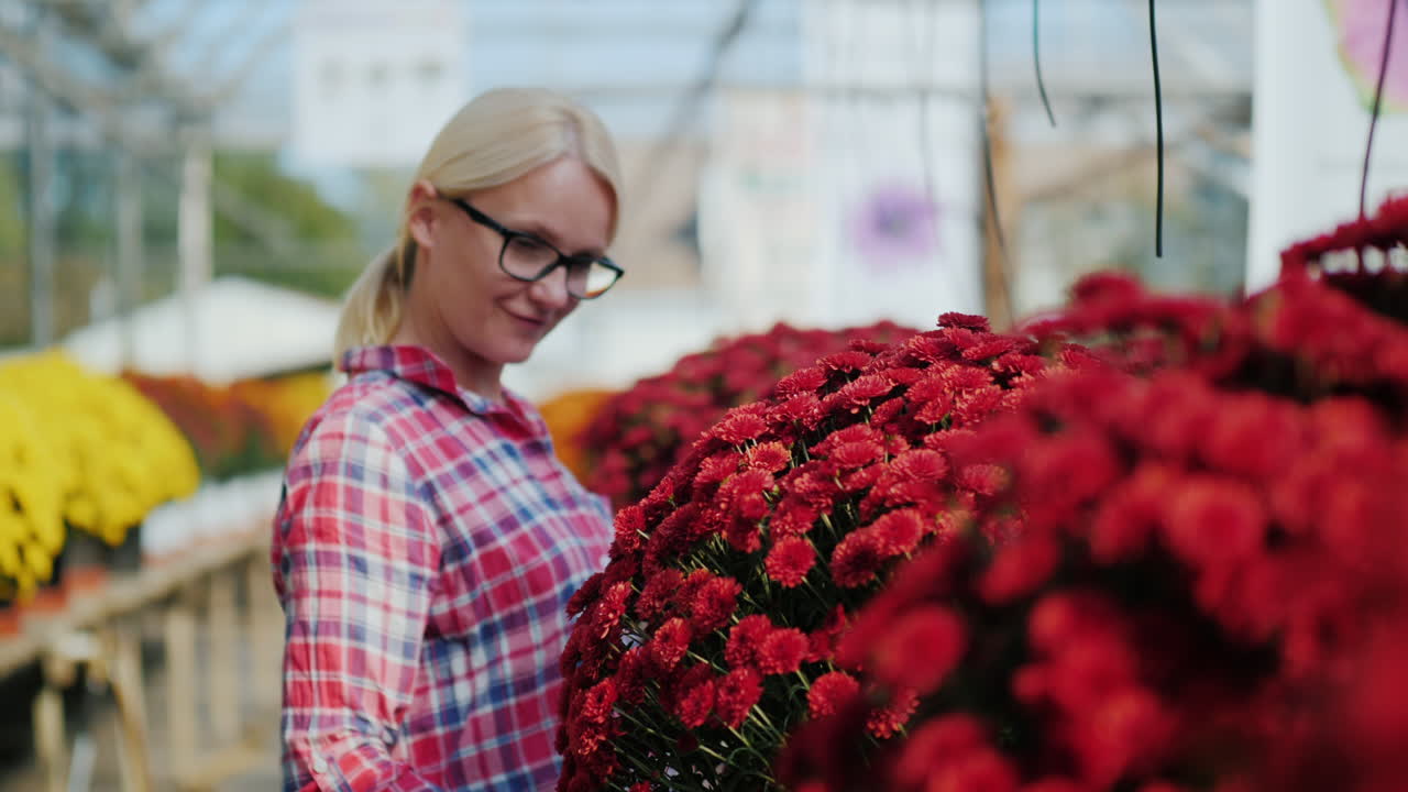 Donna ammira un bouquet di fiori rossi