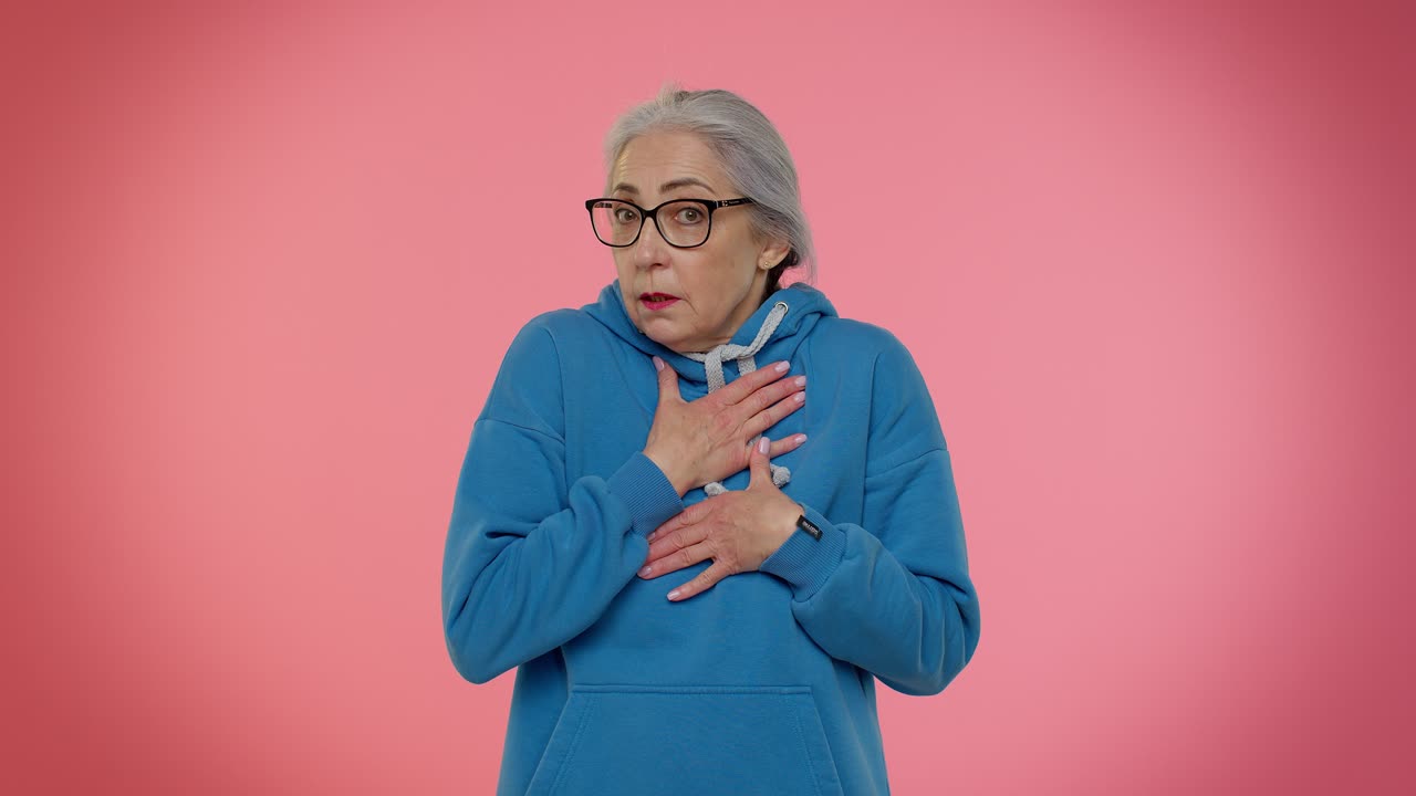 confundido anciano anciano abuela mujer señalando dedos a sí mismo preguntar decir quién me no gracias no lo necesito