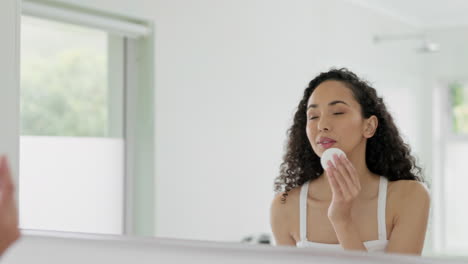 mujer, belleza y almohadilla de algodón en el espejo para la cara