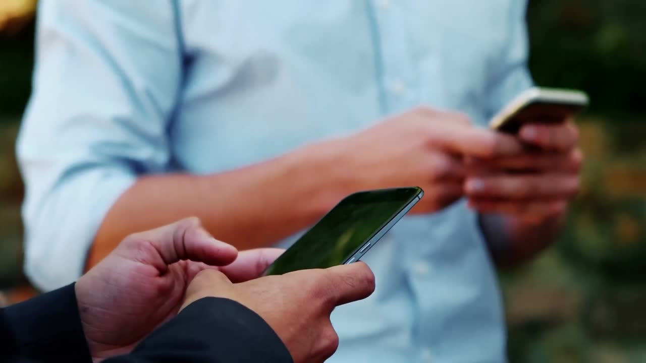 sección media de hombres de negocios que usan teléfonos móviles