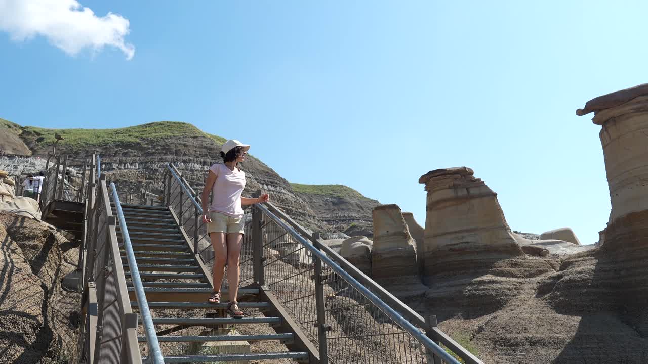 Žena na schodech u krajiny Hoodoos