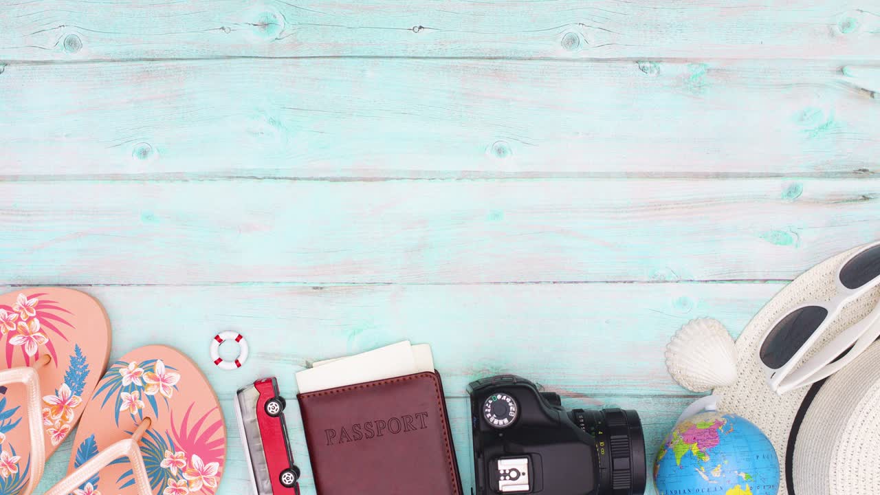 여행 및 휴가 액세서리 및 장비는 나무 테마의 바닥에서 움직입니다.