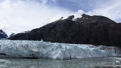 paisaje de alaska con el glaciar margerie en el parque nacional y reserva de la bahía de los glaciares