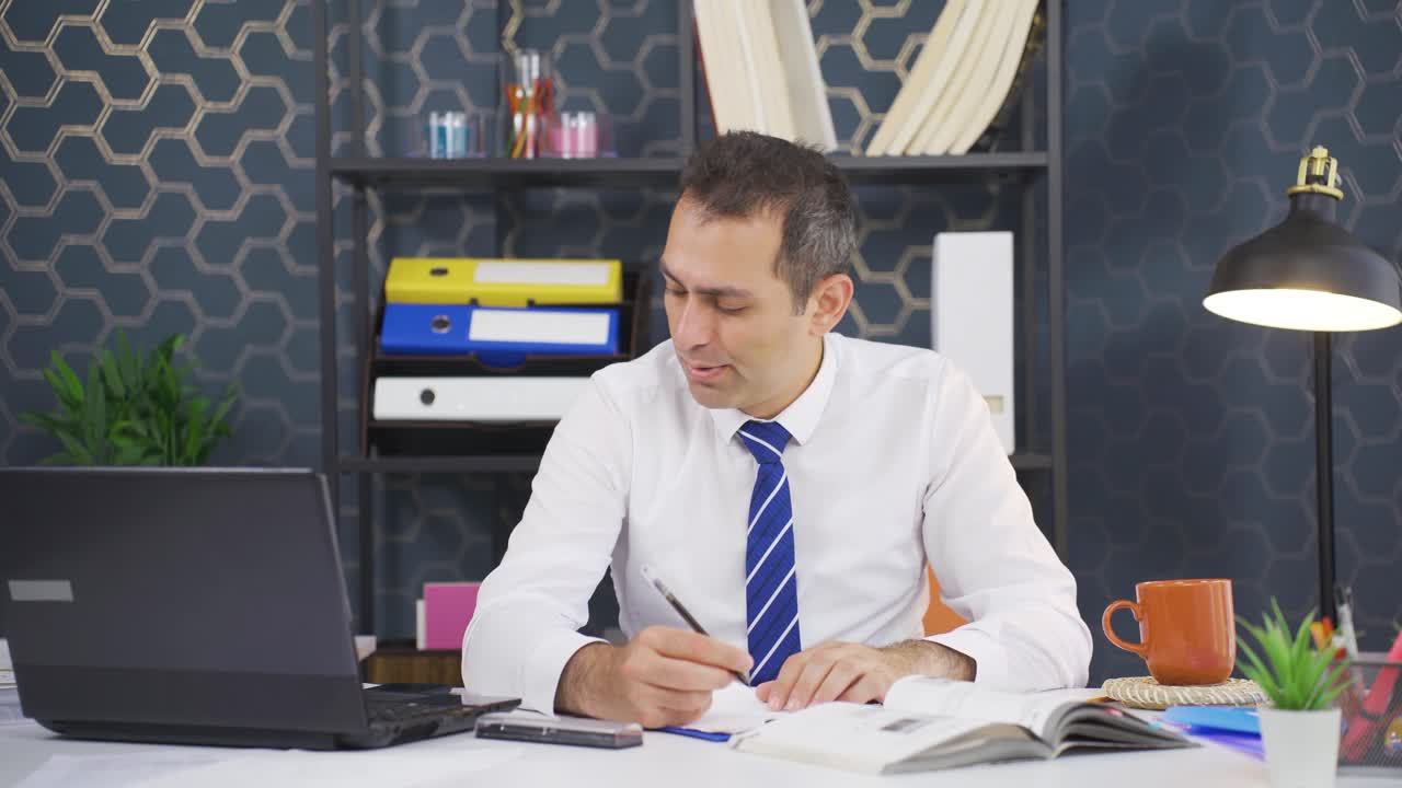 el hombre de negocios estresado está pensando.