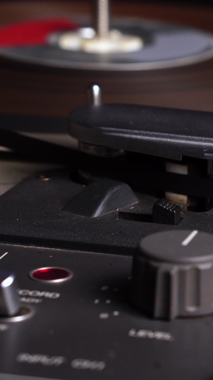 4k vertical, magnetófono profesional antiguo y cinta giratoria de carrete a carrete, de cerca