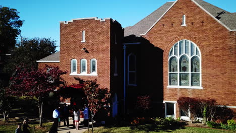 Toma-Aérea-En-Movimiento-Hacia-Adelante-Una-Antigua-Iglesia-Roja-En-Oklahoma-En-Un-Día-Soleado