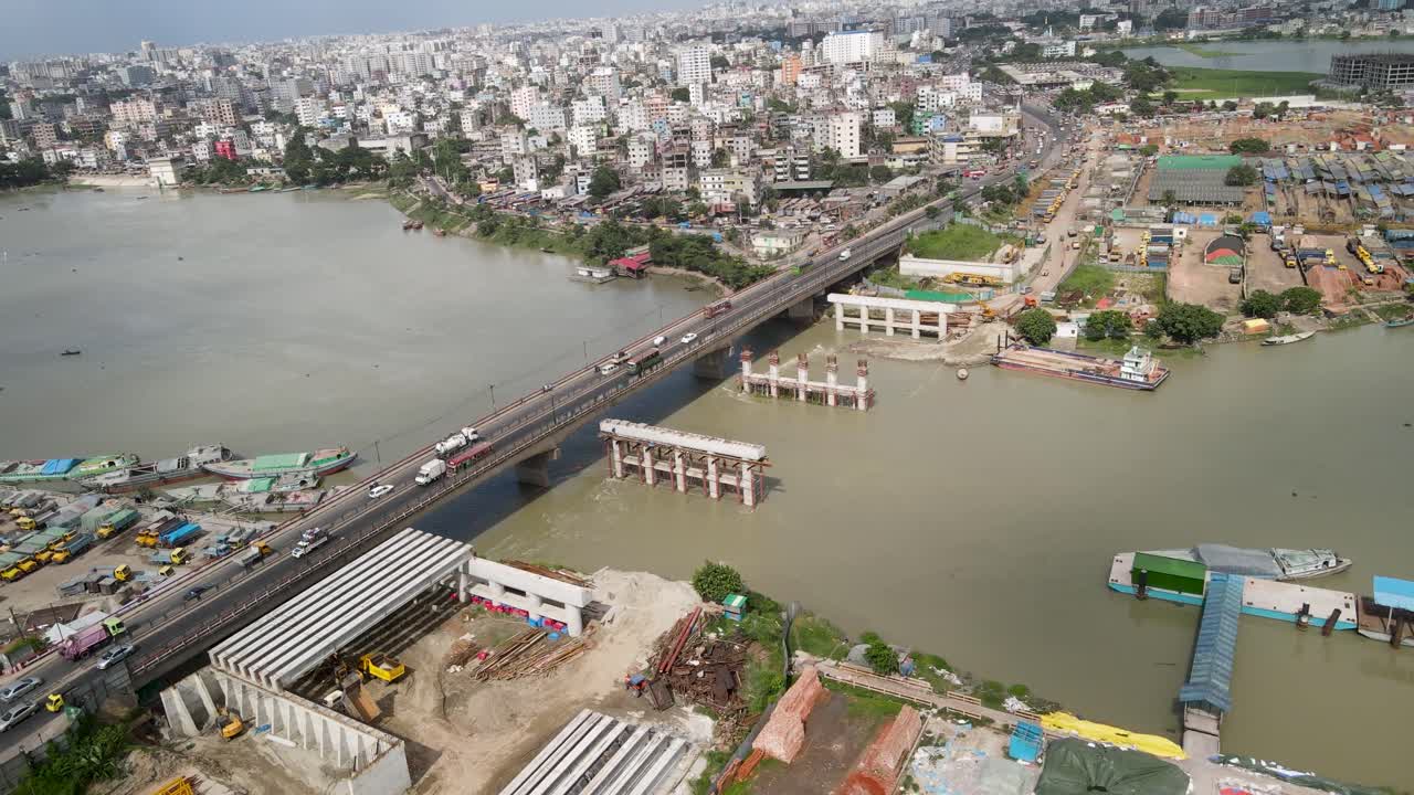 este es un video de dron de 4k de un puente sobre un río