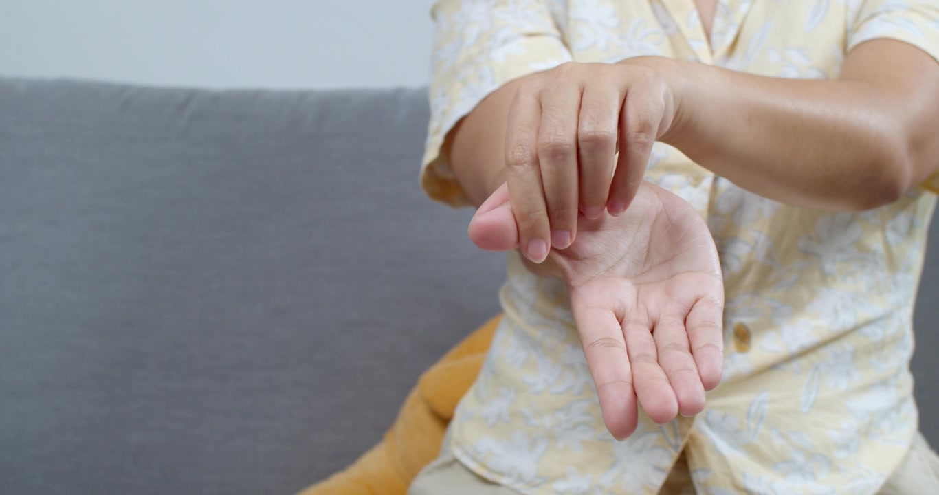 Questa immagine mostra vari gesti delle mani, catturando la comunicazione espressiva in un ambiente interno informale.
