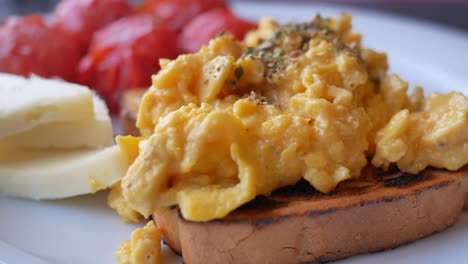 scrambled eggs with toast and tomatoes