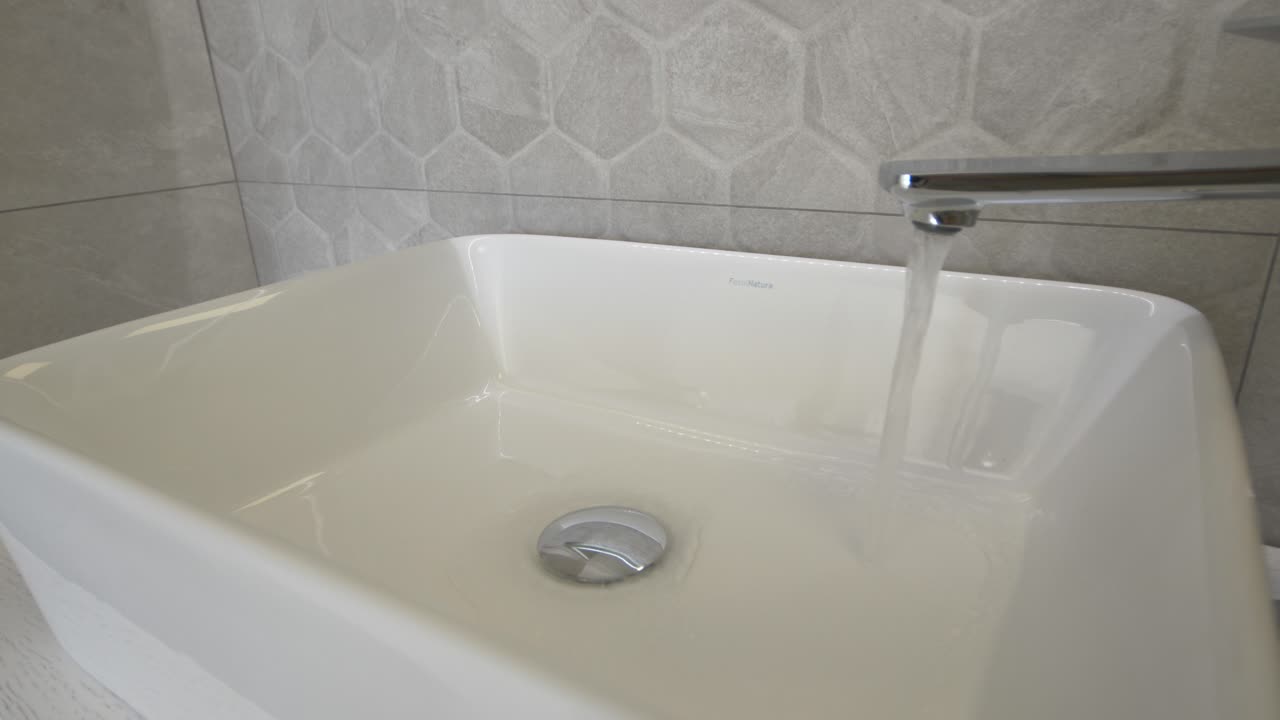 lavabo moderno en un baño pequeño