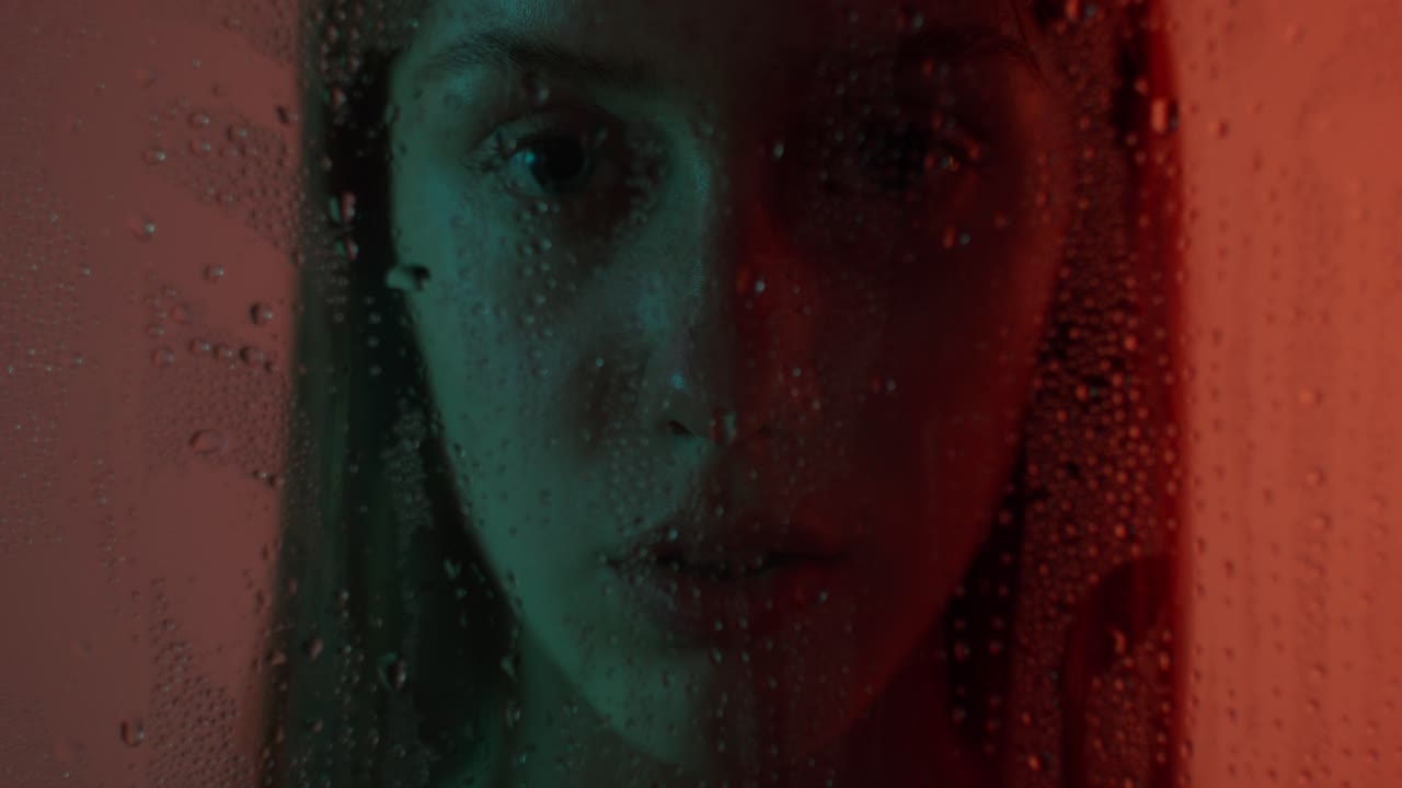 mujer con gotas de agua y luces de neón