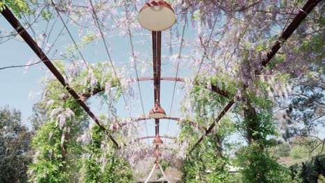 Caminando-A-Través-De-Un-Hermoso-Arco-En-El-Jardín-Para-La-Ceremonia-De-La-Boda---Toma-En-ángulo-Bajo