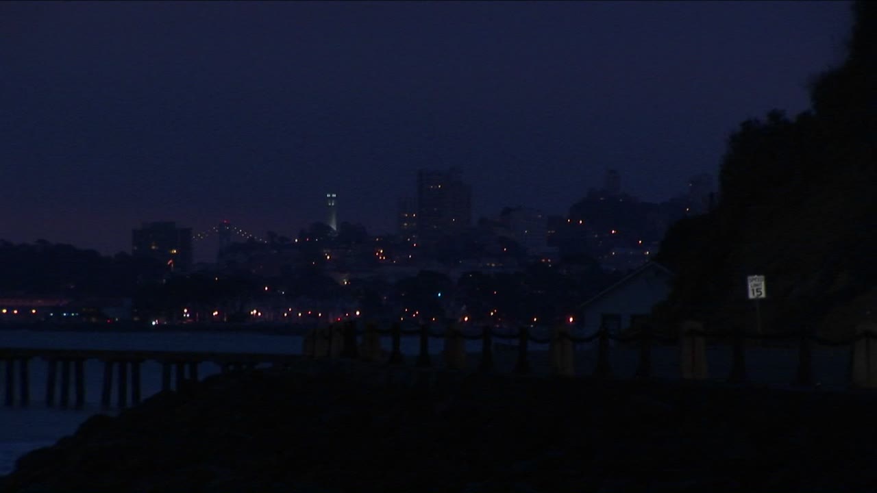 車はゴールデン ゲート ブリッジと夜のサンフランシスコの誘惑に向かいます